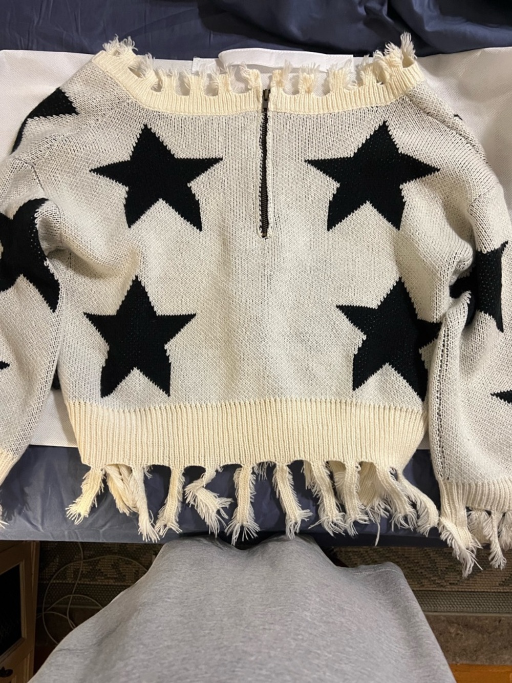 POL Star-Pattern Cropped V-Neck Sweater - White & Black - Picture 2 of 5